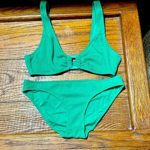 Green aerie swimsuit top size is Medium bottoms Small. Brand new never been worn